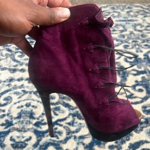 Worn twice on a photo shoot cute red bottoms